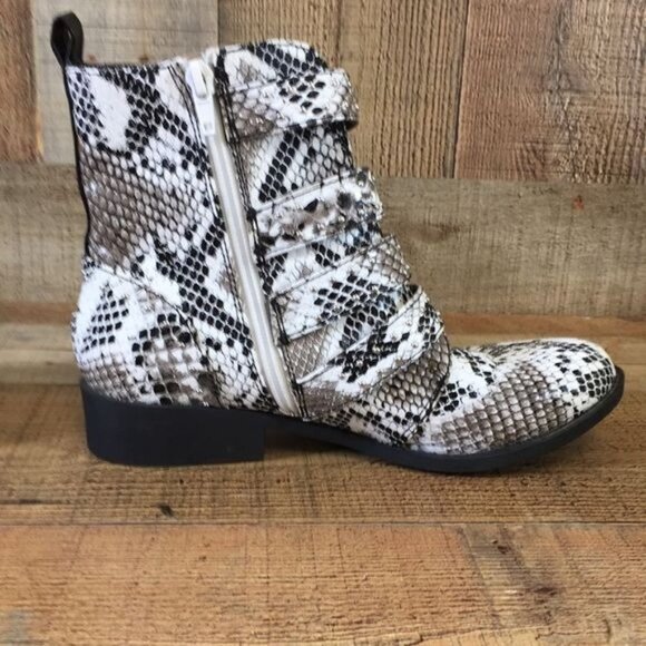 Qupid White‎ Black Snake Print Leather Ankle Booties Womens 7 Heeled Boots - Picture 5 of 13